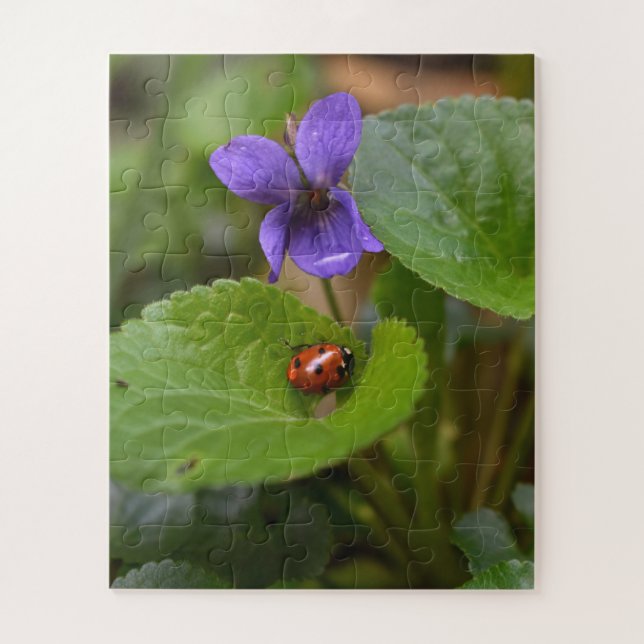 Ladybug über süße Violettsorten-Blume Puzzle (Vertikal)