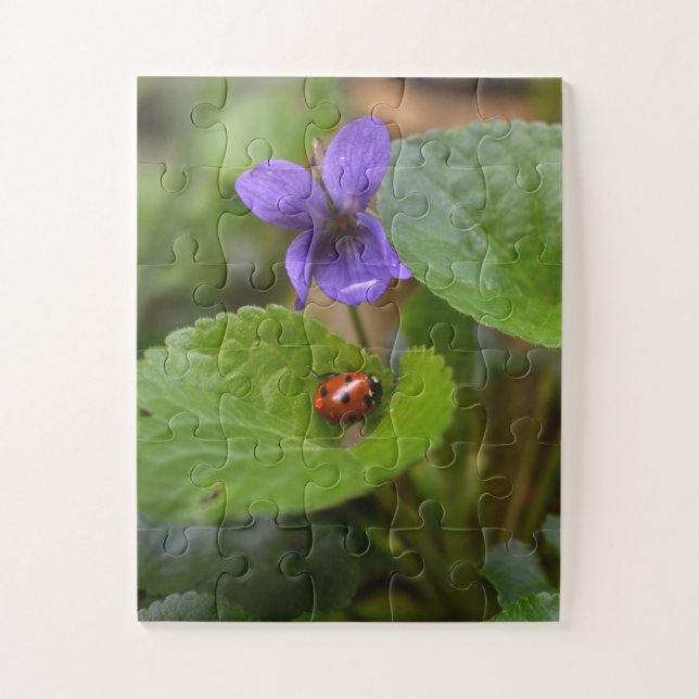 Ladybug über süße Violettsorten-Blume Puzzle (Vertikal)
