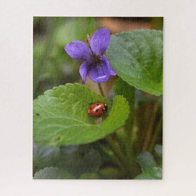 Ladybug über süße Violettsorten-Blume Puzzle (Vertikal)