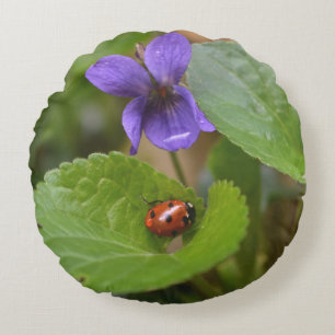 Ladybug über süße Violettsorten-Blume Rundes Kissen