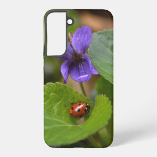 Ladybug über süße Violettsorten-Blume Samsung Galaxy Hülle