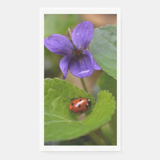 Ladybug über süße Violettsorten-Blume Serviette (Vorderseite)