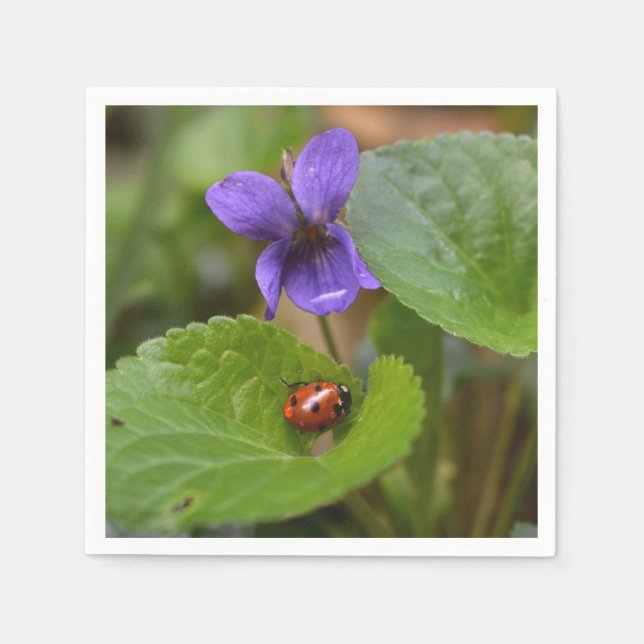 Ladybug über süße Violettsorten-Blume Serviette (Vorderseite)