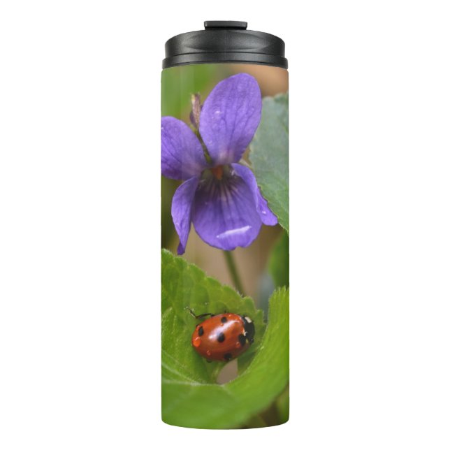 Ladybug über süße Violettsorten-Blume Thermosbecher (Vorderseite)
