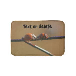 Ladybugs auf einem Drahtzaun Personalisiert küssen Badematte