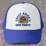 Lady's Hen Party Foto Truckerkappe<br><div class="desc">Um ein Hen-Party zu feiern. Für jemanden,  der ein "Hen Party" hat! Lady's Hut mit Ihrem Foto,  Namenswahl und Party-Formulierung. Henne Party Kappe. Fügen Sie den Namen der Person,  deren Party es ist,  und auch ihr Foto. Junggeselinnen-Abschied Baseballkappe.</div>