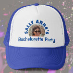 Lady's Junggeselinnen-Abschied Foto Truckerkappe<br><div class="desc">Um einen Junggeselinnen-Abschied zu feiern. Für jemanden,  der einen "Junggeselinnen-Abschied" hat! Lady's Hut mit Ihrem Foto,  Namenswahl und Party-Formulierung. Henne Party Kappe. Fügen Sie den Namen der Person,  deren Party es ist,  und auch ihr Foto. Junggeselinnen-Abschied Baseballkappe.</div>