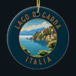 Lago di Garda Italia Retro Distressed Circle Keramik Ornament<br><div class="desc">Gardasee Vektorkunst Design. Der Gardasee in Norditalien ist bekannt für sein kristallklares Wasser. Im Süden dominiert die Stadt Sirmione von der Rocca Scaligera,  einer Festung mit Blick auf den Hafen.</div>