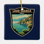 Lago di Garda Italia Wandern Vintag Keramikornament<br><div class="desc">Gardasee Vektorkunst Design. Der Gardasee in Norditalien ist bekannt für sein kristallklares Wasser. Im Süden dominiert die Stadt Sirmione von der Rocca Scaligera,  einer Festung mit Blick auf den Hafen.</div>