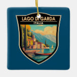 Lago di Garda Italia Wandern Vintag Keramikornament<br><div class="desc">Gardasee Vektorkunst Design. Der Gardasee in Norditalien ist bekannt für sein kristallklares Wasser. Im Süden dominiert die Stadt Sirmione von der Rocca Scaligera,  einer Festung mit Blick auf den Hafen.</div>