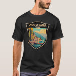 Lago di Garda Italia Wandern Vintag T-Shirt<br><div class="desc">Gardasee Vektorkunst Design. Der Gardasee in Norditalien ist bekannt für sein kristallklares Wasser. Im Süden dominiert die Stadt Sirmione von der Rocca Scaligera,  einer Festung mit Blick auf den Hafen.</div>