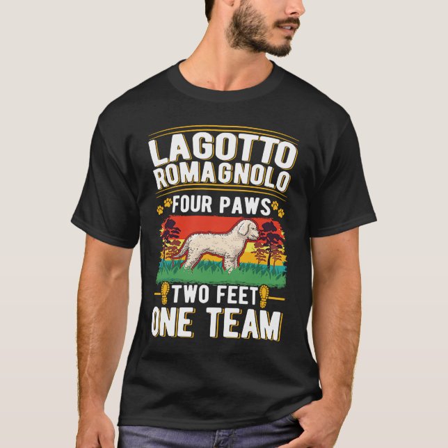 Lagotto Romagnolo vier Pfoten 1,50 m ein Team T-Shirt (Vorderseite)