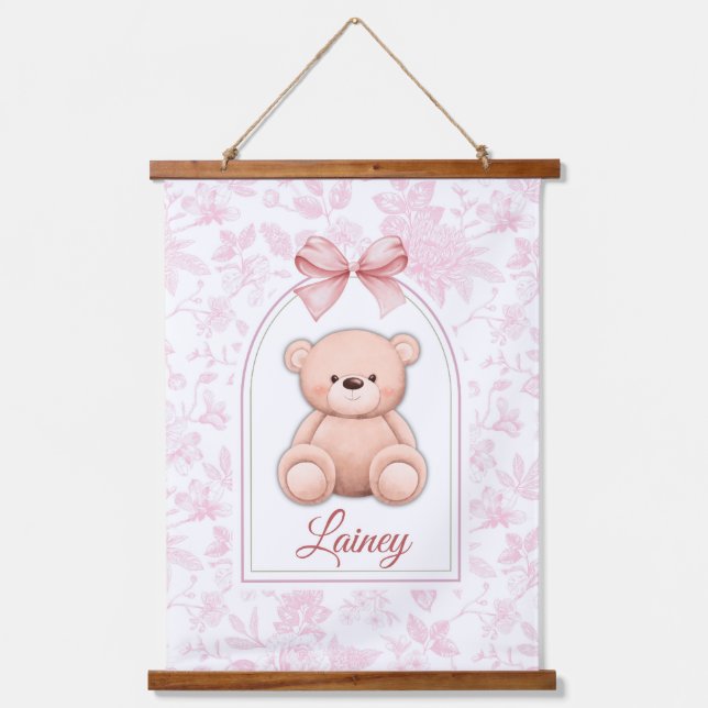 Lainey | Benutzerdefiniertes rosa Teddy-Bär-Kinder Wandteppich Mit Holzrahmen (Vorderseite)