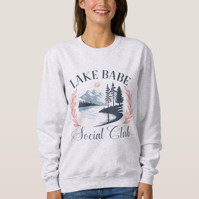 Lake Babe Social Club | Cozy Lake Life Sweatshirt (Vorderseite)