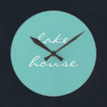 Lake House Aquamarin Blue Aqua Weißer Elegant Cool Runde Wanduhr<br><div class="desc">Das Hotel ist mit aquamarinem,  hellblauen Hintergrund gestaltet und eignet sich hervorragend für Geschenke und Wohngestaltung für Zuhause oder neue Zuhause. Sie können die Hintergrundfarbe ändern,  wenn Sie möchten!</div>