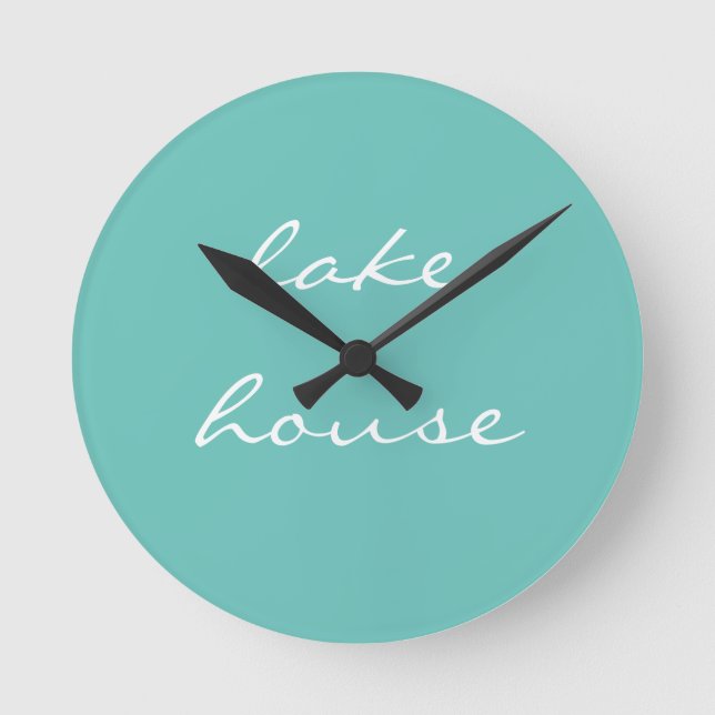 Lake House Aquamarin Blue Aqua Weißer Elegant Cool Runde Wanduhr (Vorderseite)