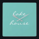 Lake House Aquamarines Blue Aqua Quadratische Wanduhr<br><div class="desc">Das Hotel ist mit einem wunderschönen aquamarinen blauen Hintergrund gestaltet und eignet sich ideal für Geschenke und Wohngestaltung für Seehochore-Zuhause oder neue Zuhause. Sie können die Hintergrundfarbe ändern,  wenn Sie möchten!</div>
