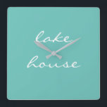 Lake House Aquamarines Blue Aqua Quadratische Wanduhr<br><div class="desc">Das Hotel ist mit einem wunderschönen aquamarinen blauen Hintergrund gestaltet und eignet sich ideal für Geschenke und Wohngestaltung für Seehochore-Zuhause oder neue Zuhause. Sie können die Hintergrundfarbe ändern,  wenn Sie möchten!</div>