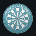 Lake House Beach Familienname Dartboard and Darts Dartscheibe<br><div class="desc">Coole Dartbrett an der Küste ist ideal für jeden Seehaus oder Strandhaus. Einfach für Ihr Seehaus personalisieren/anpassen! Klicken Sie einfach auf die Schaltfläche Personalisieren und fügen Sie Ihre Informationen zum Dartboard hinzu.</div>