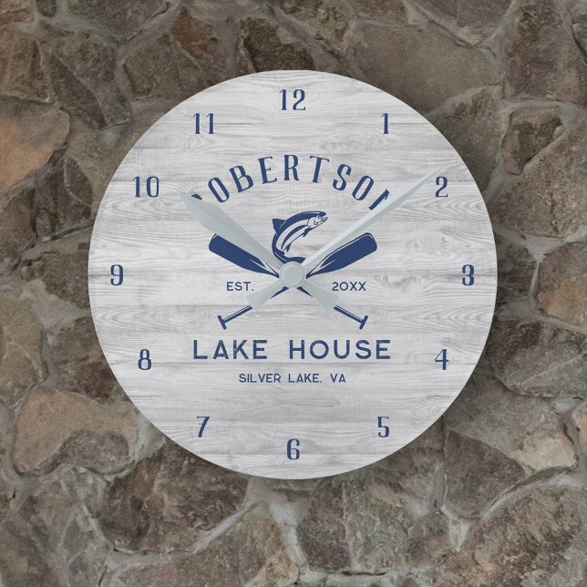 Lake House Familienname Rustic Gray Wood Runde Wanduhr (Von Creator hochgeladen)