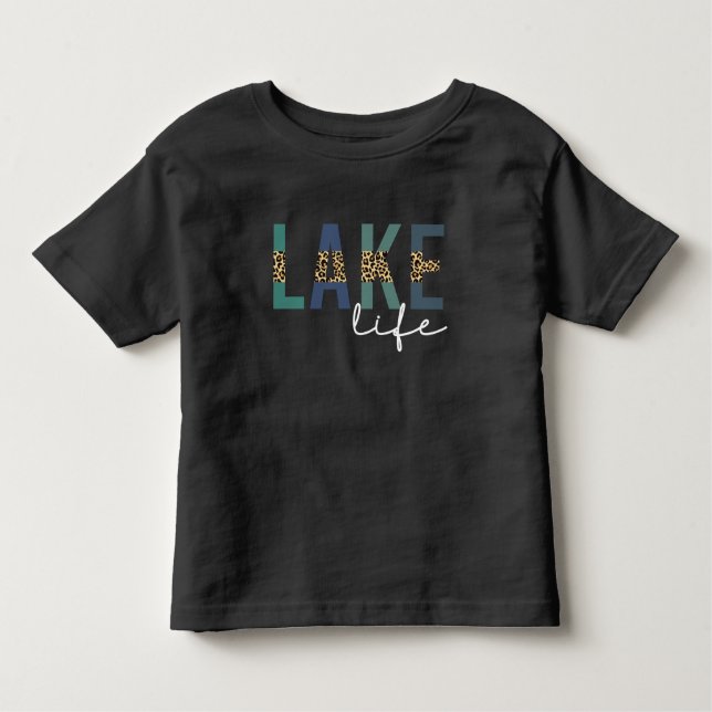 Lake Life Cheetah Print Typografy Kleinkind T-shirt (Vorderseite)