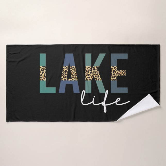 Lake Life Happy Place Cheetah Print Typografy Badehandtuch (Badehandtuch)