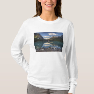 Lake Louise bei Sonnenaufgang, Banff National Park T-Shirt