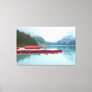 Lake Louise Canoes am Misty Day Leinwanddruck