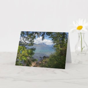 Lake McDonald durch einen Waldrahmen Karte