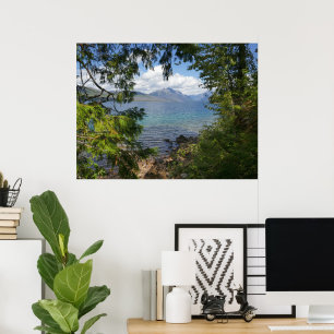 Lake McDonald durch einen Waldrahmen Poster