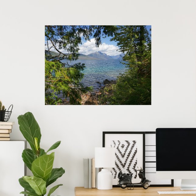Lake McDonald durch einen Waldrahmen Poster (Heimbüro)