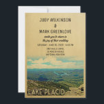 Lake Placid Wedding Invitation Vintag Mitte des Ja Einladung<br><div class="desc">Eine einzigartige Vintage Hochzeitseinladung zum Placier See mit unzähligen Charme aus der Mitte des Jahrhunderts und einer Bergszene. Feiern Sie Ihre Hochzeit in Urlaubsort auf dem Placiensee mit diesem netten Retro New Yorker Staat Lake Placid Hochzeit einladen.</div>