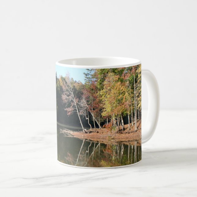 Lake Reflection Orange Herbstlaubs & Blue Skies Kaffeetasse (VorderseiteRechts)