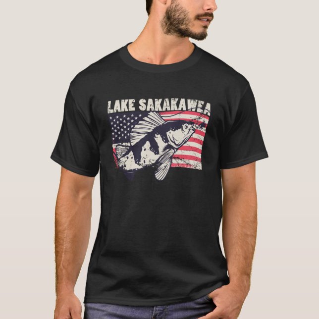 Lake Sakakawea American Flag Patriotic fishing the T-Shirt (Vorderseite)