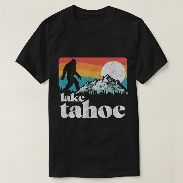 Lake Tahoe Bigfoot Retro Mountain Design T-Shirt (Design vorne)