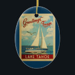 Lake- Tahoesegelboot-Vintage Reise Kalifornien Keramik Ornament<br><div class="desc">Dieses füllten Grüße von den Seeausrüstungsbeschreibungen Vintager Reise Lake Tahoe Kalifornien ein Bootssegeln auf dem Wasser mit Seemöwen und einem blauen Himmel mit herrlichen geschwollenen weißen Wolken.</div>