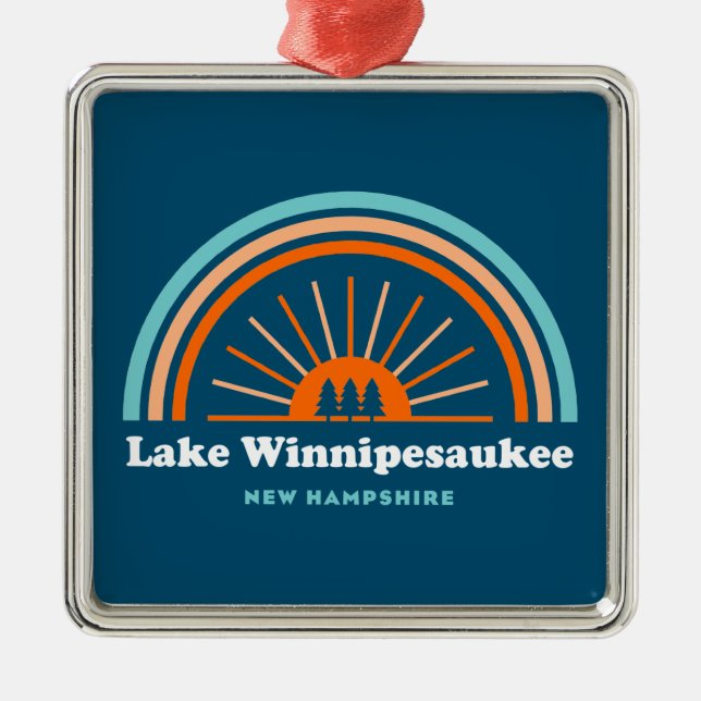 Lake Winnipesaukee New Hampshire Rainbow Ornament Aus Metall (Vorne)