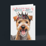 Lakeland Terrier Dog Queen Day Funny Birthday Karte<br><div class="desc">Dies ist eine Grußkarte mit einem niedlichen, Cartoon-artigen Lakeland Terrier Hund. Der Hund trägt eine Krone mit Blume und eine rosa Brille. Der Hund sieht den Betrachter an, wobei die Zunge herausklingt. Die Karte hat einen weißen Hintergrund mit dem fett gedruckten Text "Sie werden hiermit zum Kronplatz für einen Tag"....</div>