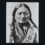 Lakota Chefübergabe: Sich auf Bull Fort Buford set Puzzle<br><div class="desc">Der unbarmherzige Winter hatte uns genauso sehr wie unsere Bäuche in den Geist geschleudert. Die Büffelherden, einst reichlich vorhanden, waren nur eine Erinnerung. Wir, die Lakota, hatten tapfer gekämpft, aber selbst die tapfersten Krieger können den Hunger nicht überwinden. So fanden wir uns in Fort Buford, einem Ort der Kapitulation, nicht...</div>