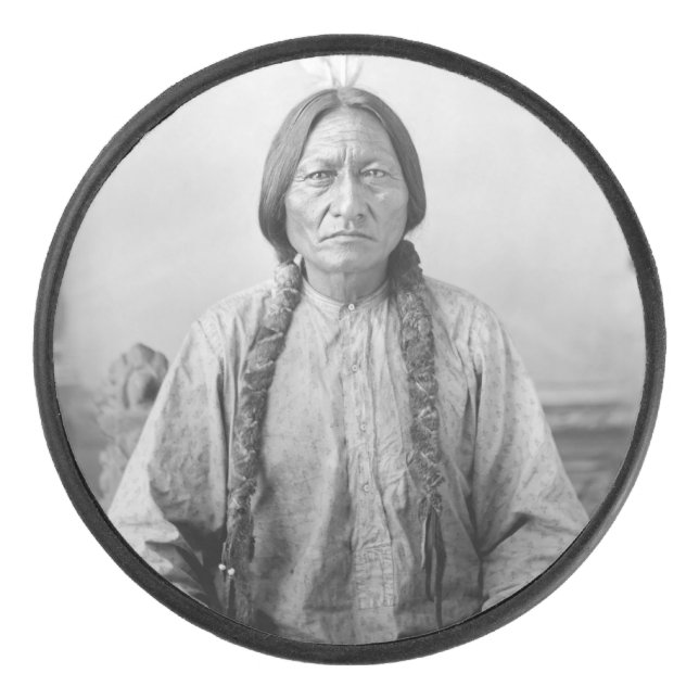 Lakota Leader sitzt Bull Native Amerikanische Urei Eishockey Puck (Vorderseite)