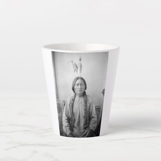 Lakota Leader sitzt Bull Native Amerikanische Urei Milchtasse (Vorderseite)