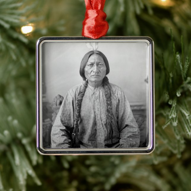 Lakota Leader sitzt Bull Native Amerikanische Urei Ornament Aus Metall (Baum)