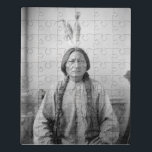 Lakota Leader sitzt Bull Native Amerikanische Urei Puzzle<br><div class="desc">Das eiserne Pferd schrie zum Stillstand und sprang Dampf in die unbekannte D.C.-Luft. Sein verwittertes Gesicht, das mit der Weisheit hunderter Kämpfe geätzt wurde, trat ab, seine perlenartigen Buckskins standen in krassem Kontrast zu den starrenden Anzügen, die um ihn herum wimmelten. Obwohl Jahre der Inhaftierung bei Fort Randall sein Feuer...</div>