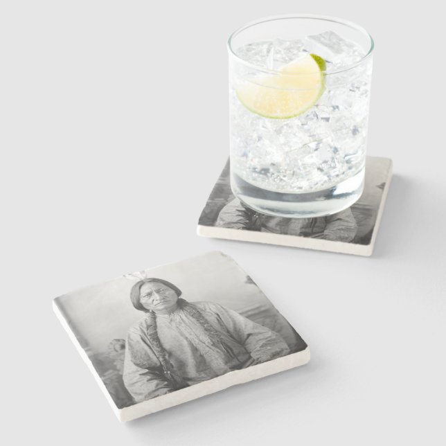 Lakota Leader sitzt Bull Native Amerikanische Urei Steinuntersetzer (Seitenansicht)