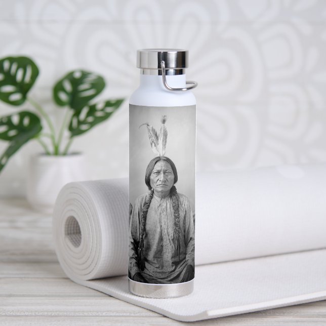 Lakota Leader sitzt Bull Native Amerikanische Urei Trinkflasche (Yoga)