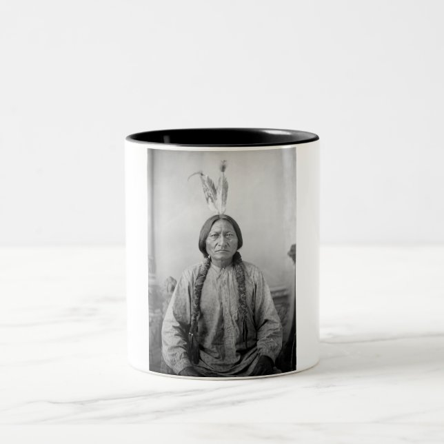 Lakota Leader sitzt Bull Native Amerikanische Urei Zweifarbige Tasse (Mittel)