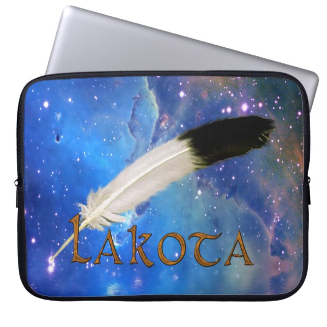 LAKOTA Nation & Feather Space Laptop Sleeve (Vorderseite)