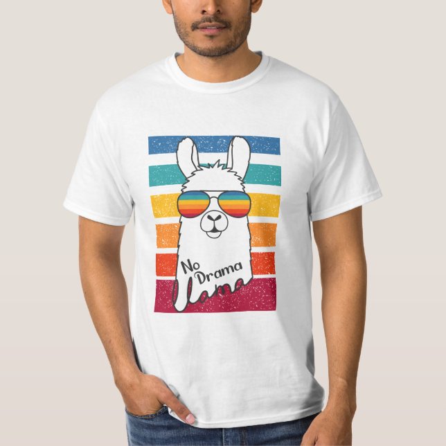 Lama mit Sonnenbrille und farbenfrohen Streifen T-Shirt (Vorderseite)