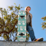 Lamatsmuster im Aquamarinen Hintergrund Skateboard<br><div class="desc">Niedliches Llama Lover Skateboard für Sie bereit zu personalisieren. 🥇 ORIGINAL COPYRIGHT DESIGN VON Donna Siegrist NUR AUF ZAZZLE VERFÜGBAR! ✔ HINWEIS: ÄNDERN SIE NUR DIE VORLAGEBEREICHE, DIE SIE BENÖTIGEN! 😀 Sie können den Text bei Bedarf entfernen und neu hinzufügen, was immer Sie möchten und welchen Schriftart Sie möchten. 📌...</div>