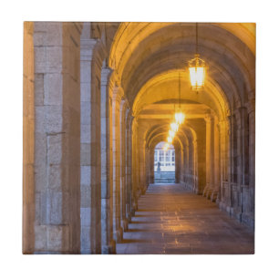 Lampenbeleuchtete Steinhalle Fliese